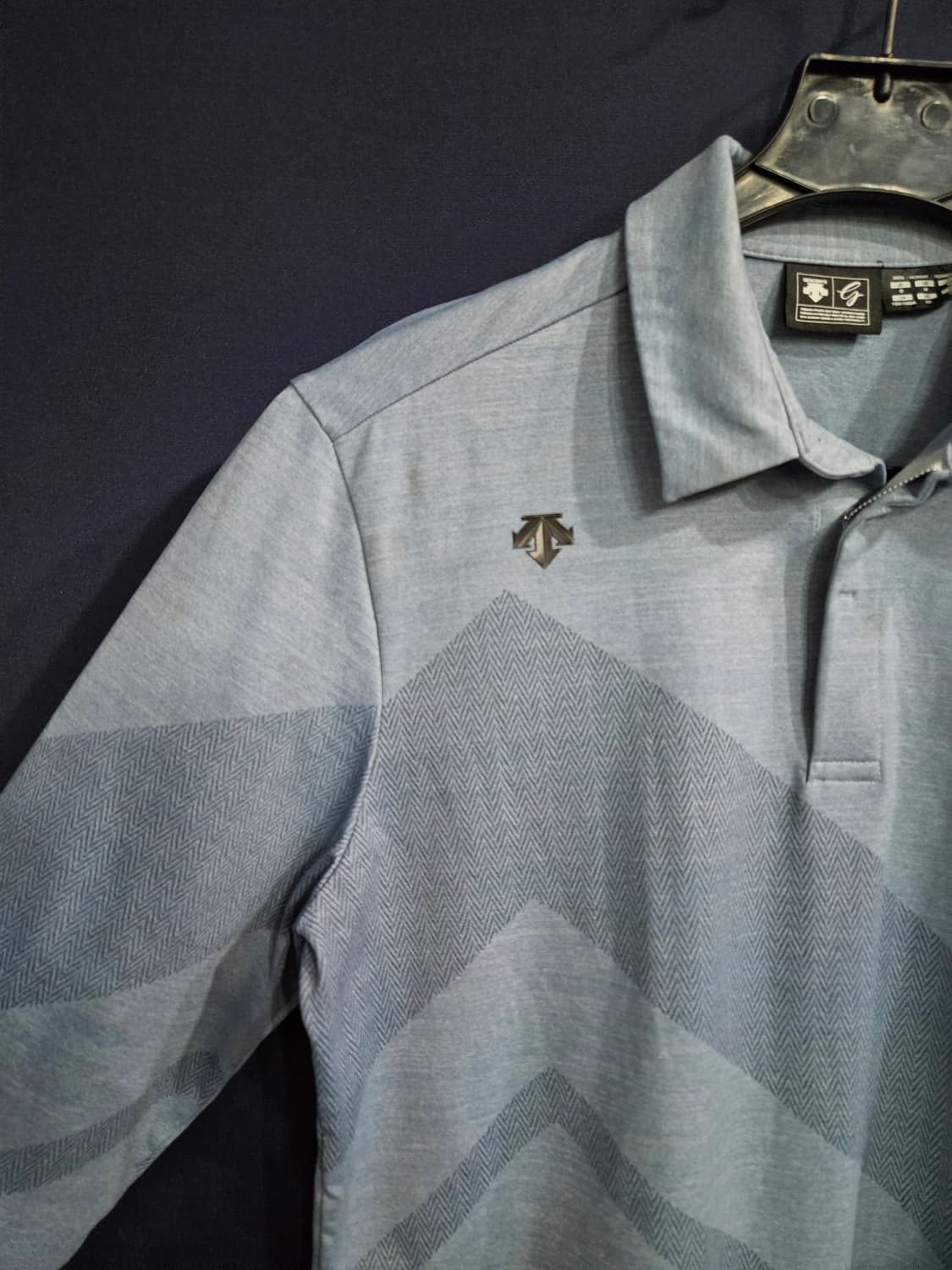 데상트 골프 스카이블루 문양 남성 슬림핏 105 골프 카라긴팔티  상품이미지4