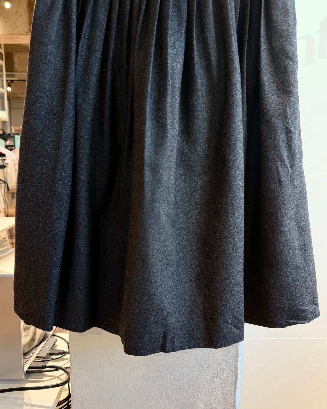 마가렛호웰 차콜 핀턱 미디스커트  상품이미지4