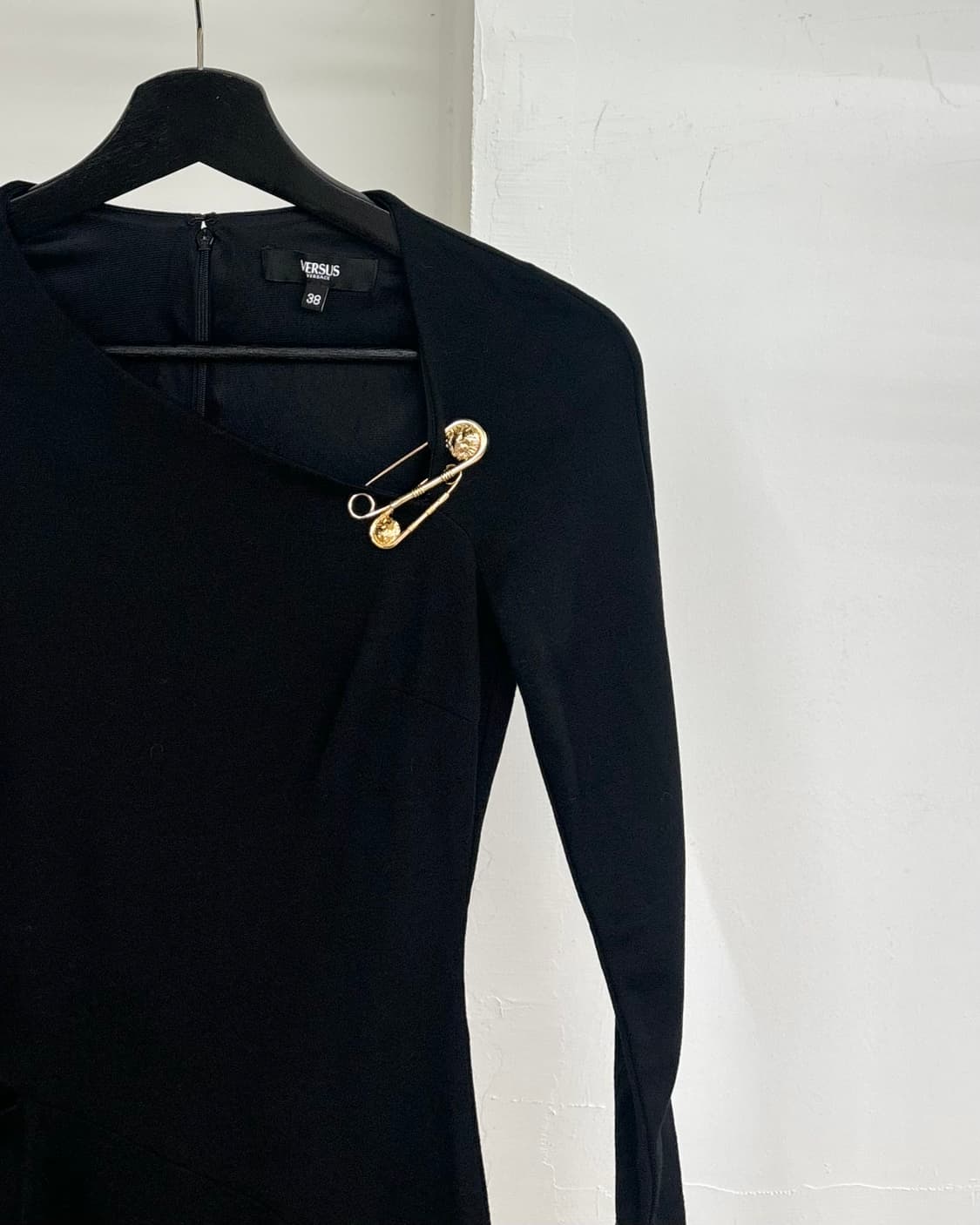 베르사체 블랙 세이프티 핀 드레스 상품이미지4