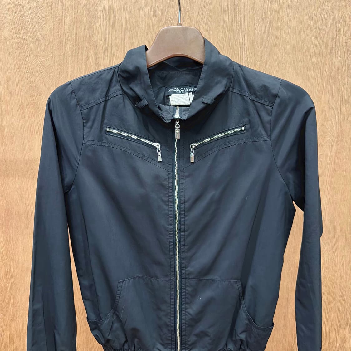 돌체앤가바나 나일론 자켓 하이넥 실버 로고 패치 밴딩 밑단 디테일 블랙 상품이미지4