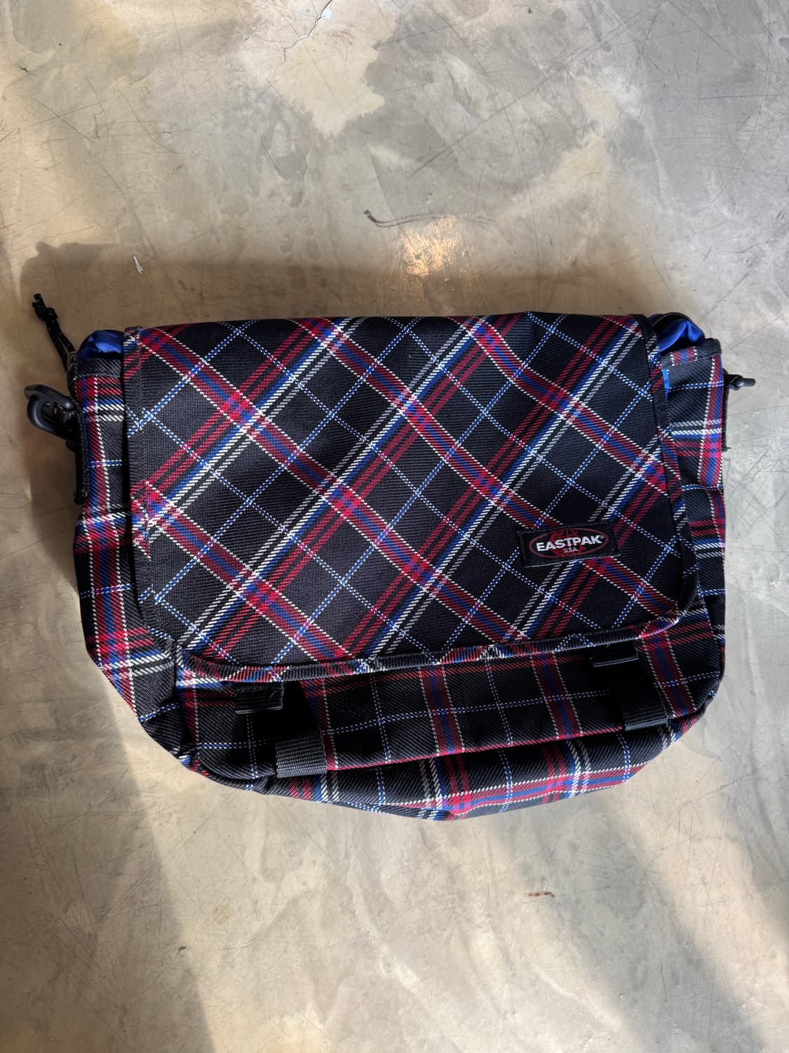 이스트팩 네온 체크 메신저백 크로스백  상품이미지3