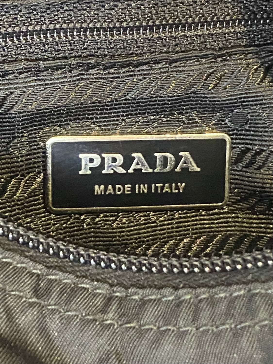 프라다 나일론 원버클 크로스백 상품이미지9