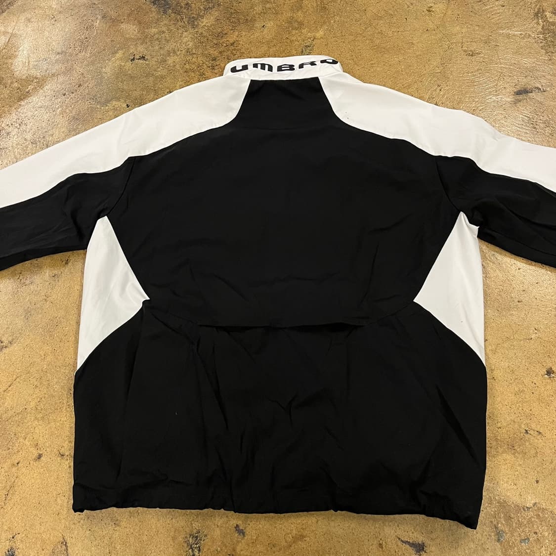 [정품/L] 엄브로 블랙 화이트 반집업 바람막이 자켓 b12 상품이미지3