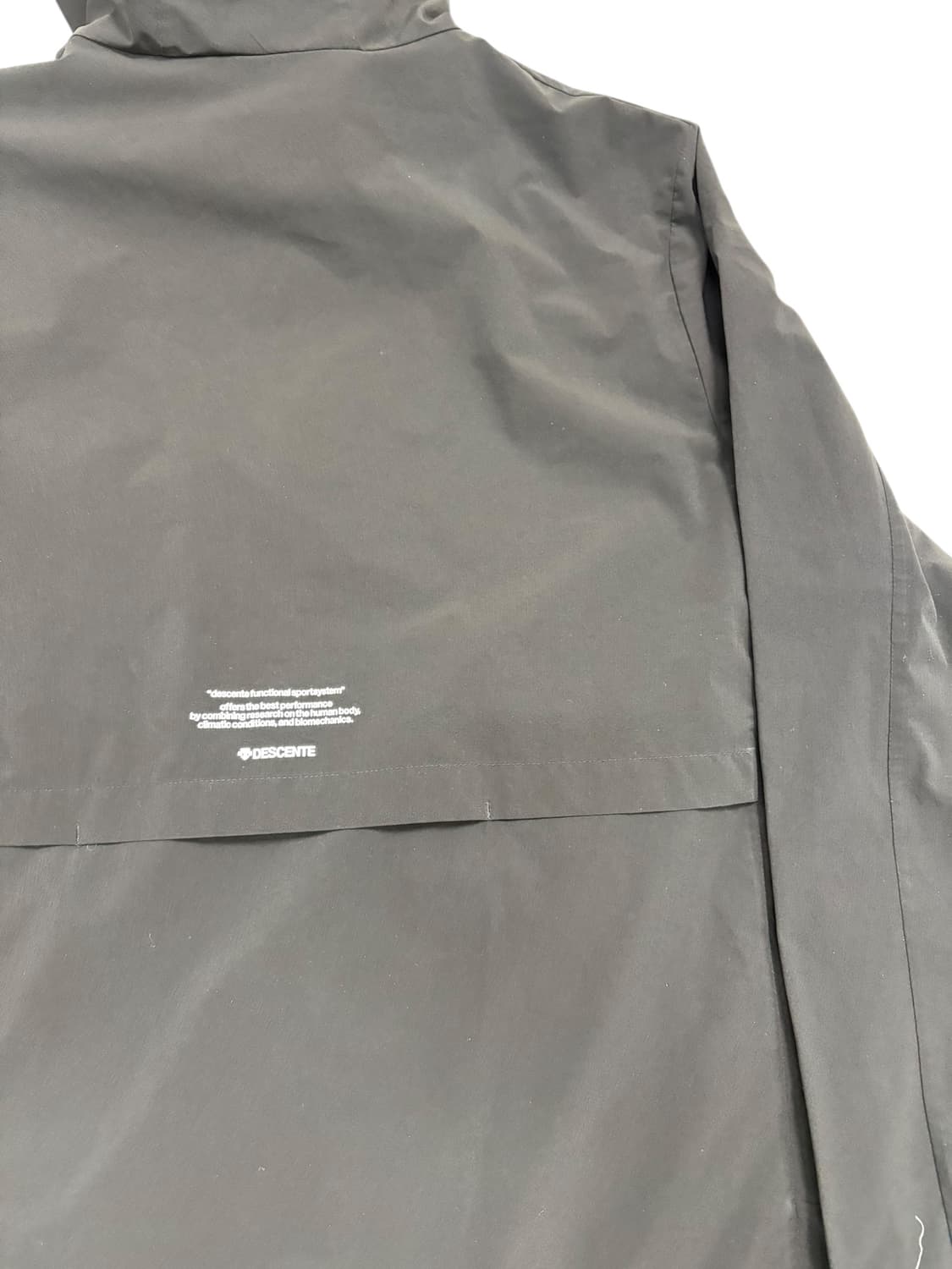 데상트 후드 바람막이 블랙 상품이미지7