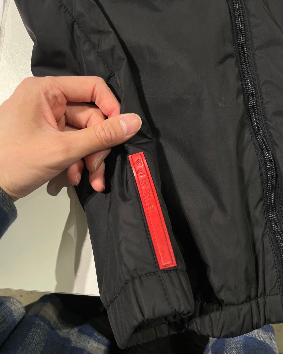 프라다 블랙 레드탭 나일론 후디 베스트 상품이미지9