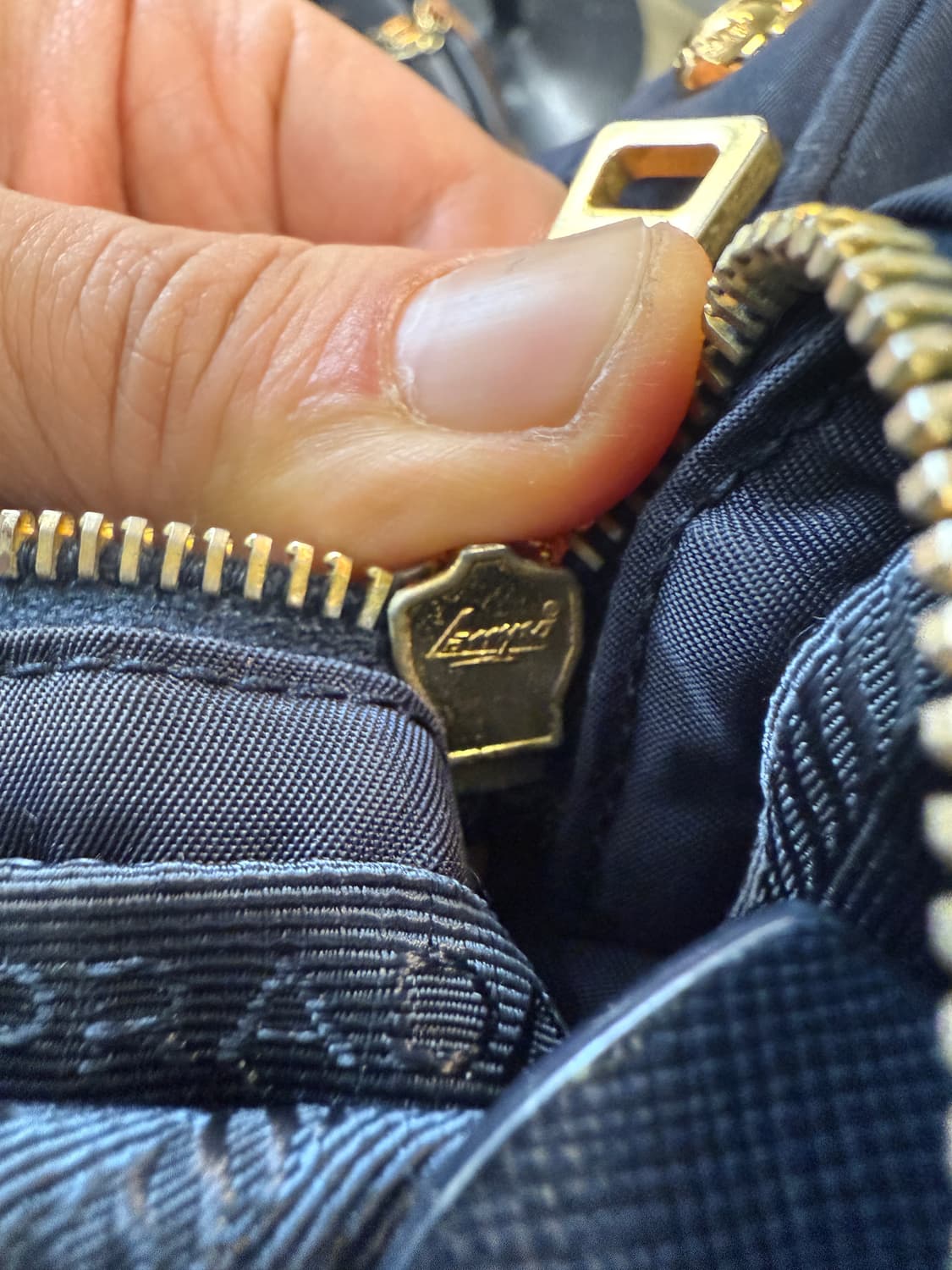 프라다 정품 포코노 토트백 네이비 M 상품이미지8