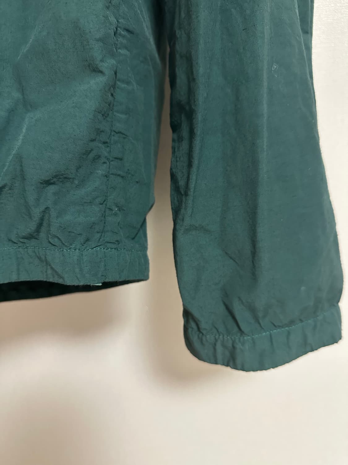[L size] 21SS 스톤아일랜드 후드 윈드 브레이커 그린 상품이미지3