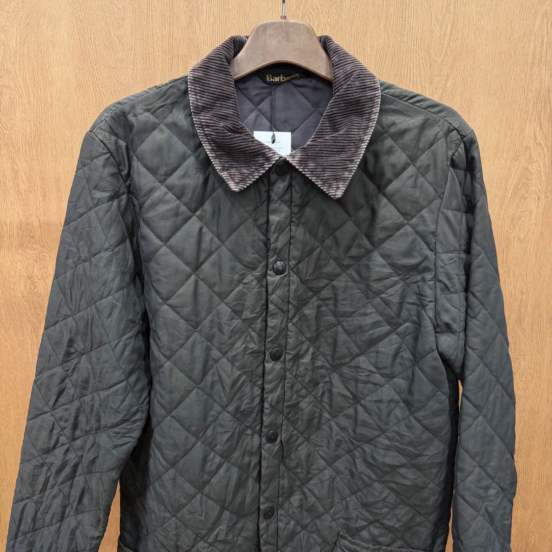 바버 경량 퀄팅 자켓 코듀로이 카라 스냅 버튼 패치 포켓 디테일 브라운 상품이미지4