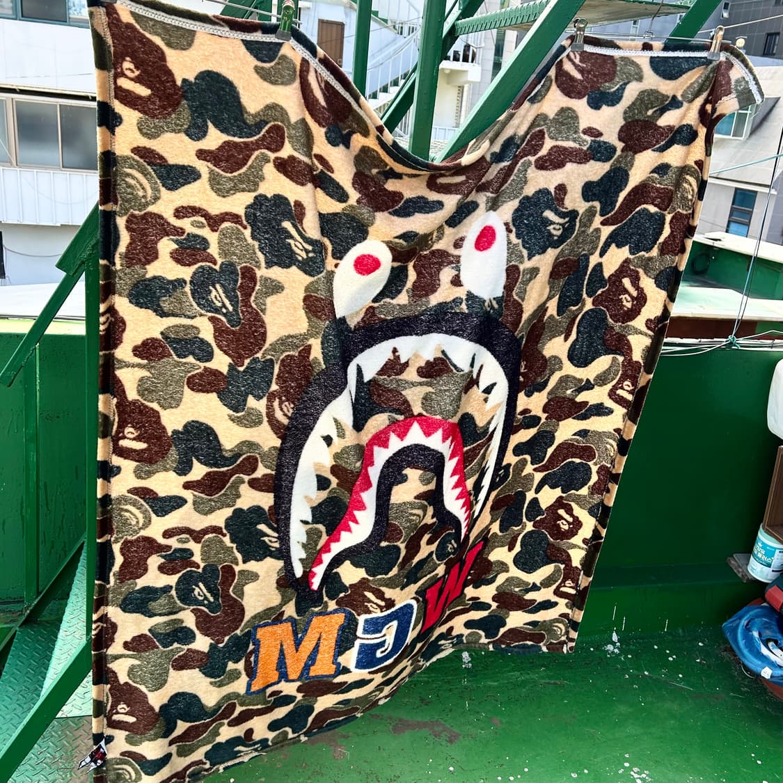 베이프 샤크 담요 상품이미지2