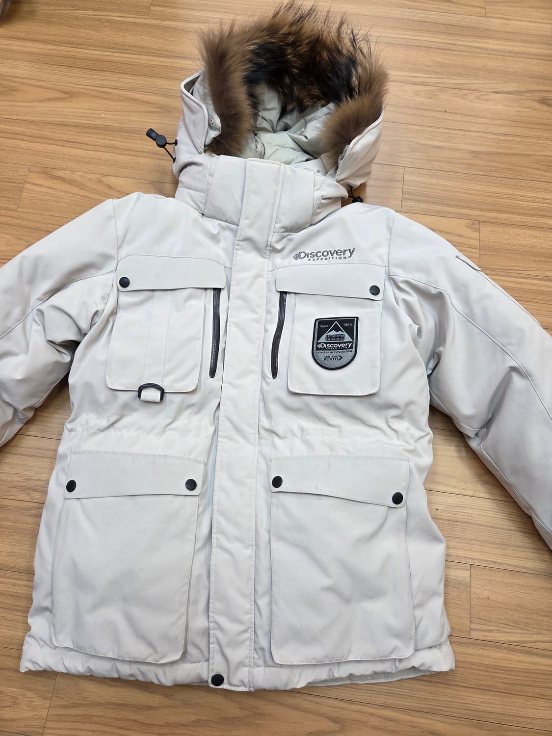 디스커버리 익스페디션 패딩 판매합니다. 퍼 달려있고, 색상은 흰색입니다. 상품이미지1