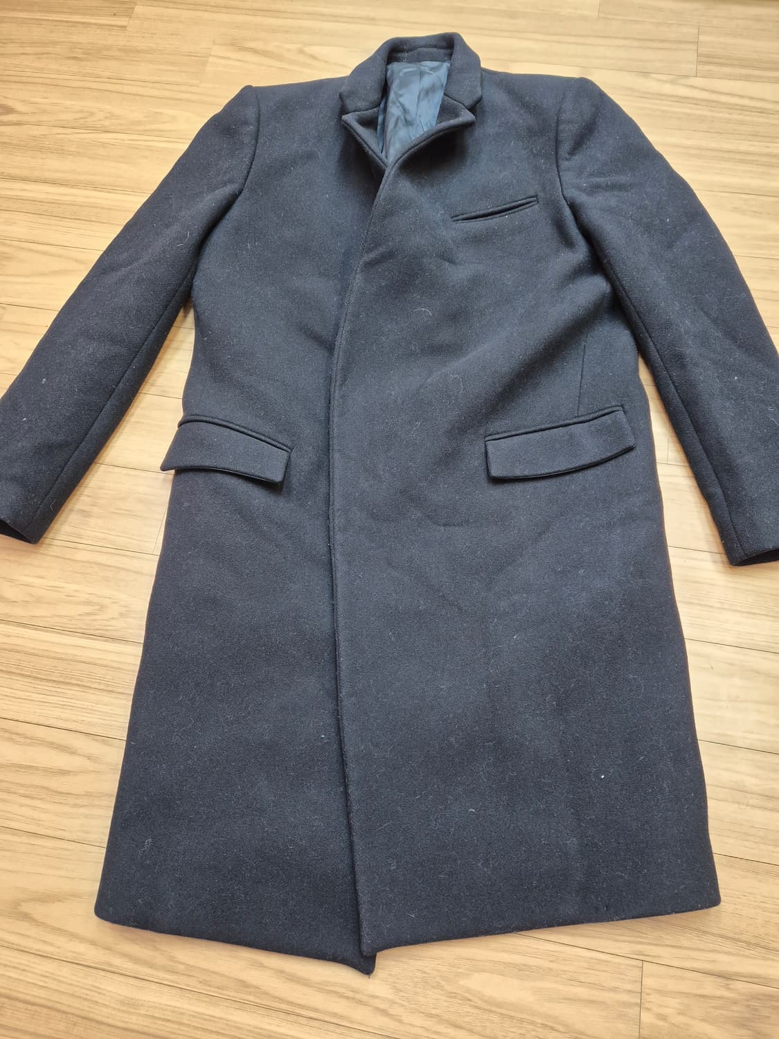 솔리드 옴므 블랙 코트 판매합니다. 무난한 디자인이라서 어디에나 잘 어울 상품이미지1