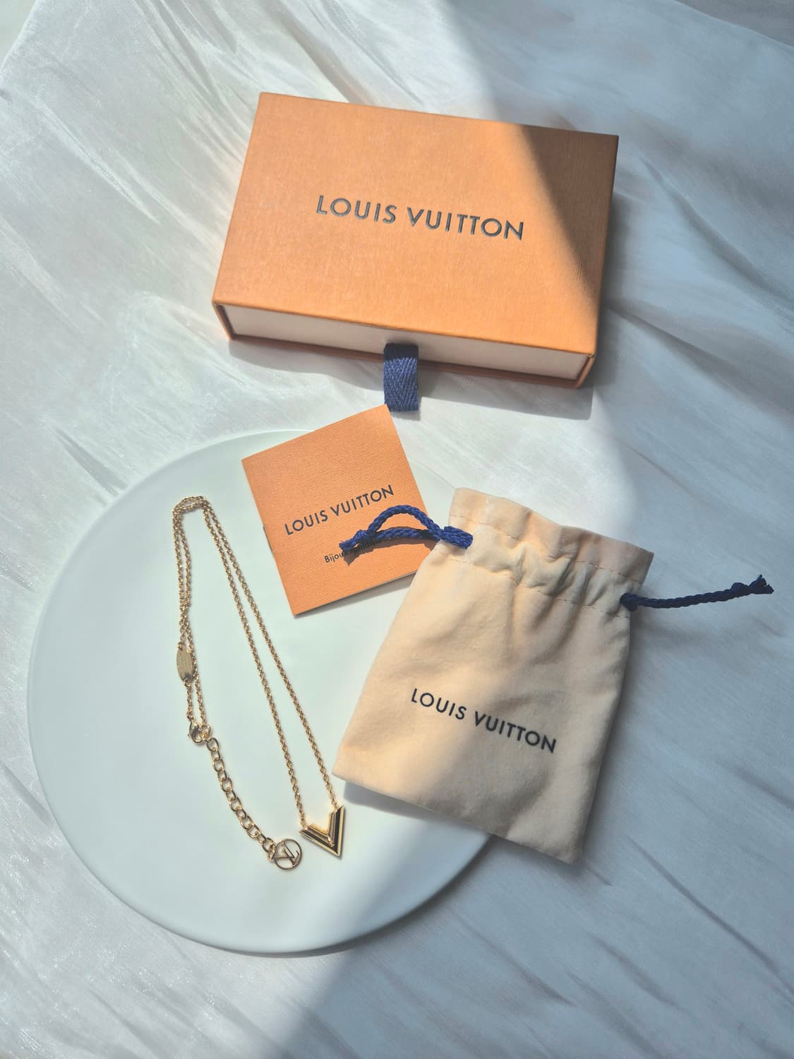 [새상품급/풀구성] 루이비통 에센셜 V 목걸이 골드 상품이미지1