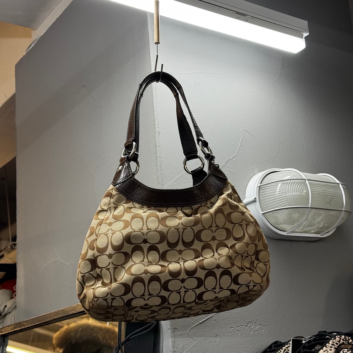 코치 모노그램 숄더백 호버백 베이지 y2k 상품이미지3