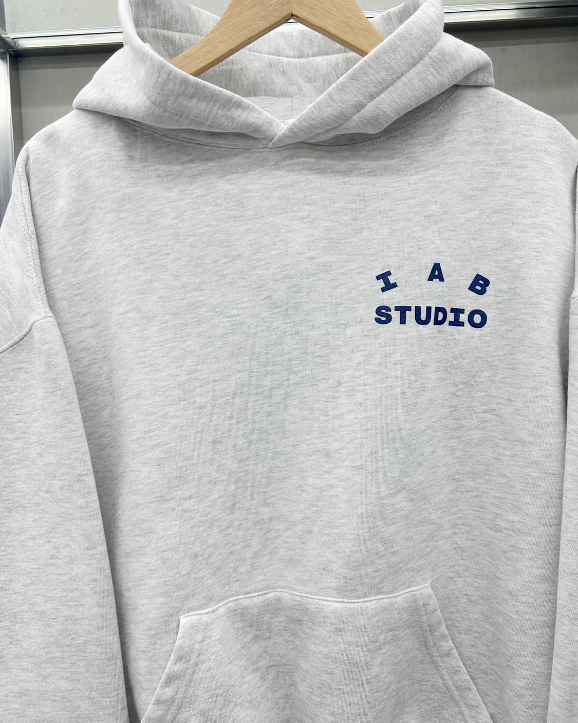 아이앱 스튜디오 베이직 빅로고 스웻 후드티 멜란지 상품이미지5