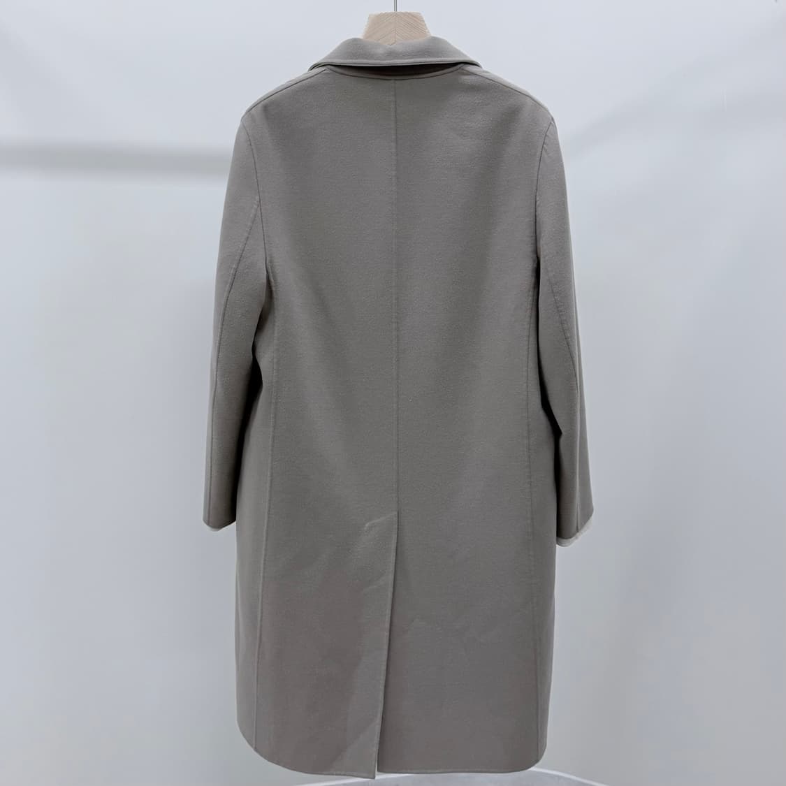 [S+급/50] 디올 런어웨이 컬렉션 시그니처 코트 베이지 상품이미지3