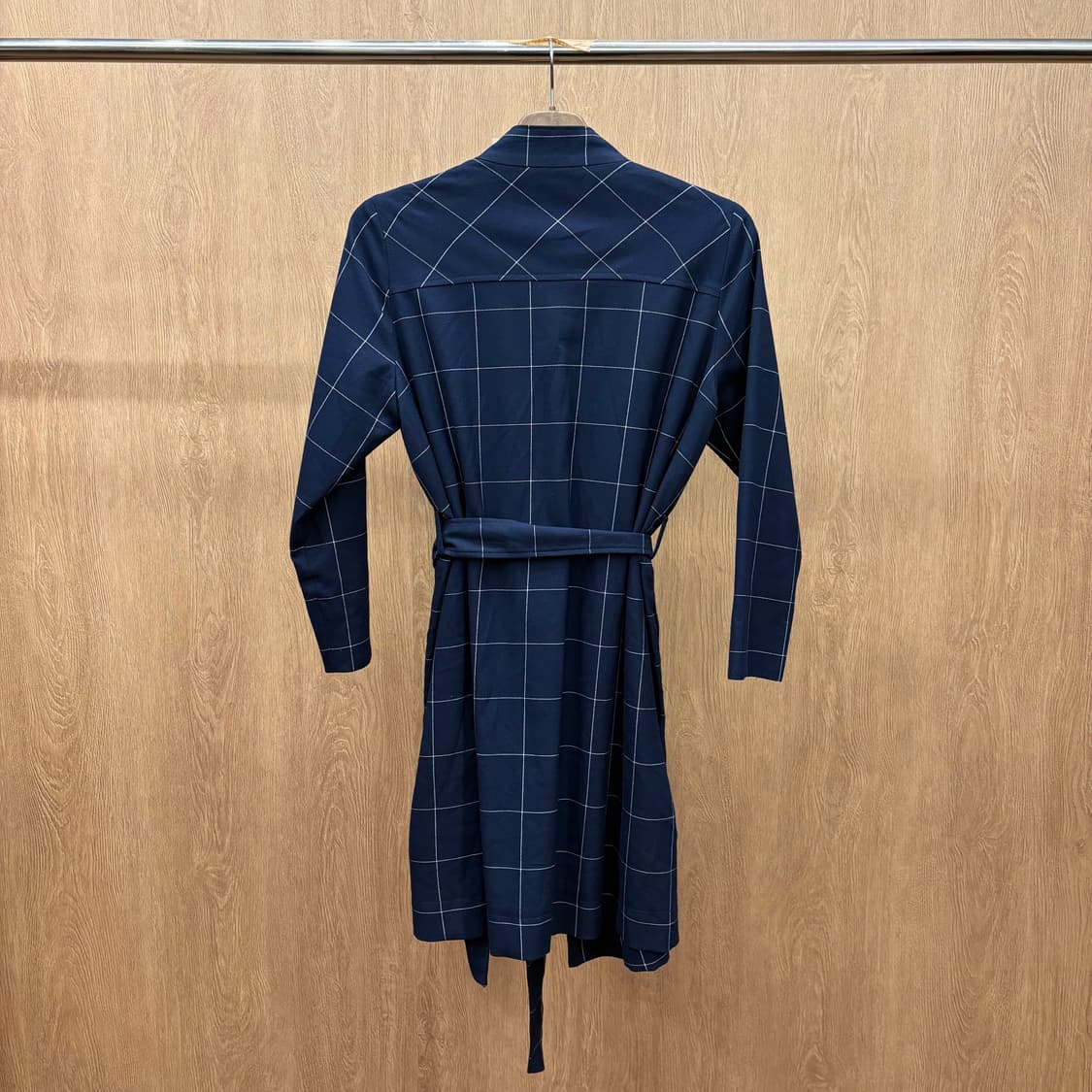 빔즈 하트 오픈형 로브 코트 윈도우 체크 패턴 허리 스트랩 디테일 네이비 상품이미지3