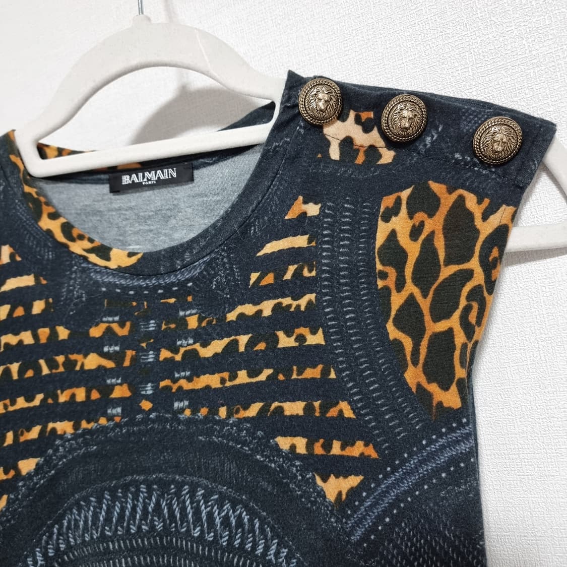 발망 슬리브리스 티 레오파드 프린팅 금장버튼 탑 (55/표기36) 상태굿 상품이미지2