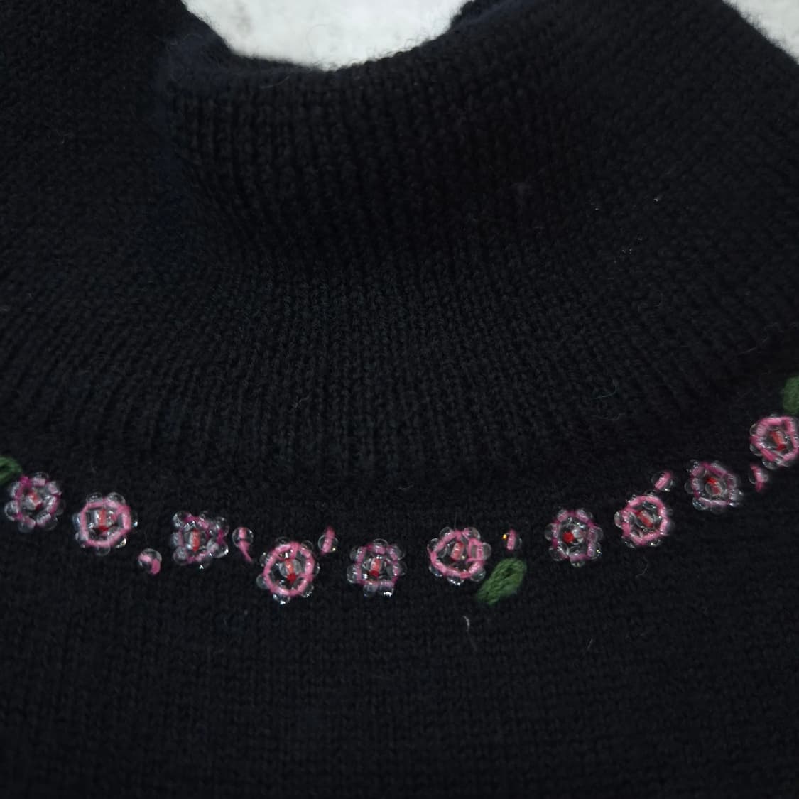 일본 수공 꽃비즈 자수 블랙 하이넥 반팔 니트  상품이미지3