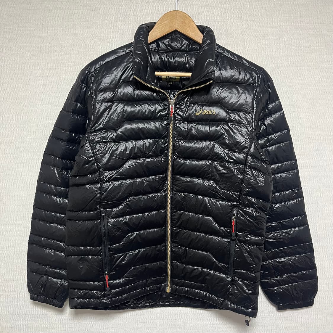 아식스 유광 경량패딩 상품이미지1