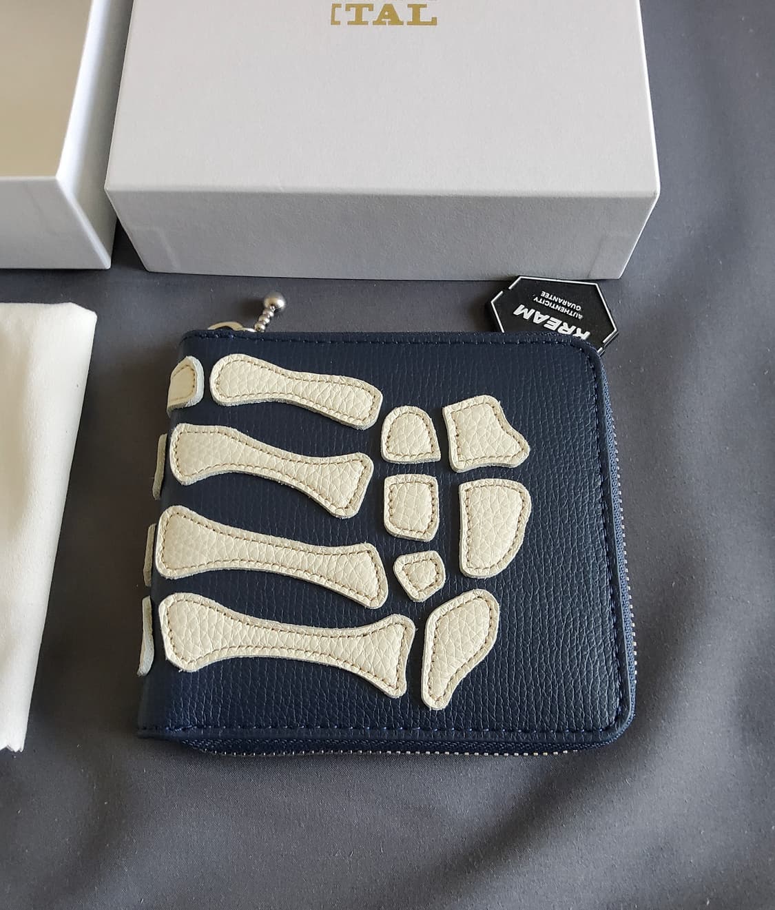 (새상품) 캐피탈 떰즈 업 본 핸드 집 월렛 반지갑 네이비 상품이미지1