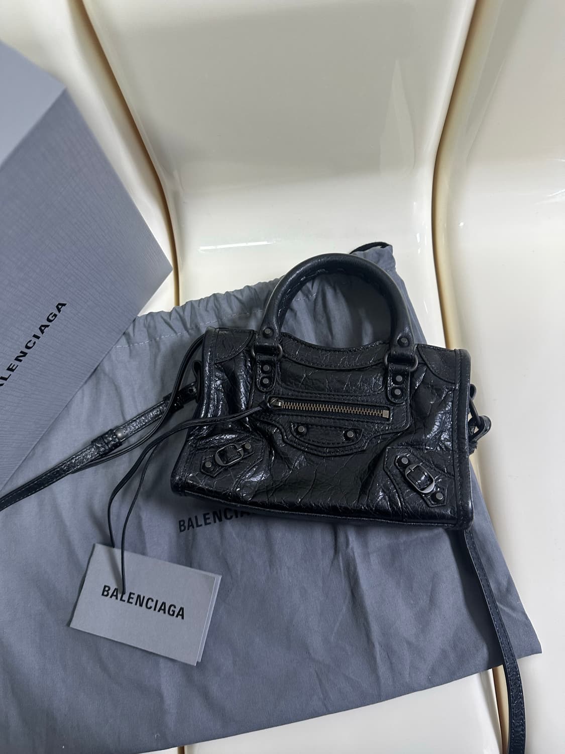 [새상품급 정품] 발렌시아가 르 시티 모터백 나노 블랙 상품이미지1