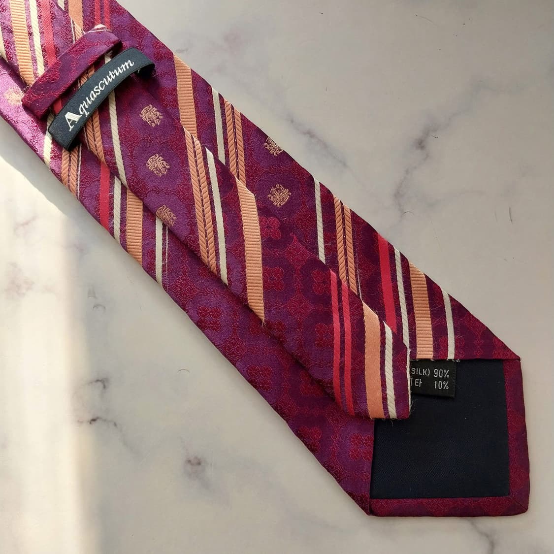 아쿠아스큐텀 실크 스트라이프&엠블럼 넥타이 9cm A+등급 K1539
 상품이미지10