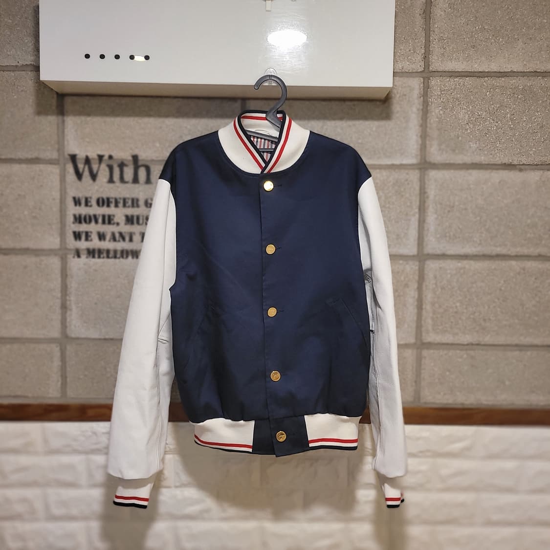 톰브라운 레더 슬리브 바시티 자켓 2 상품이미지1