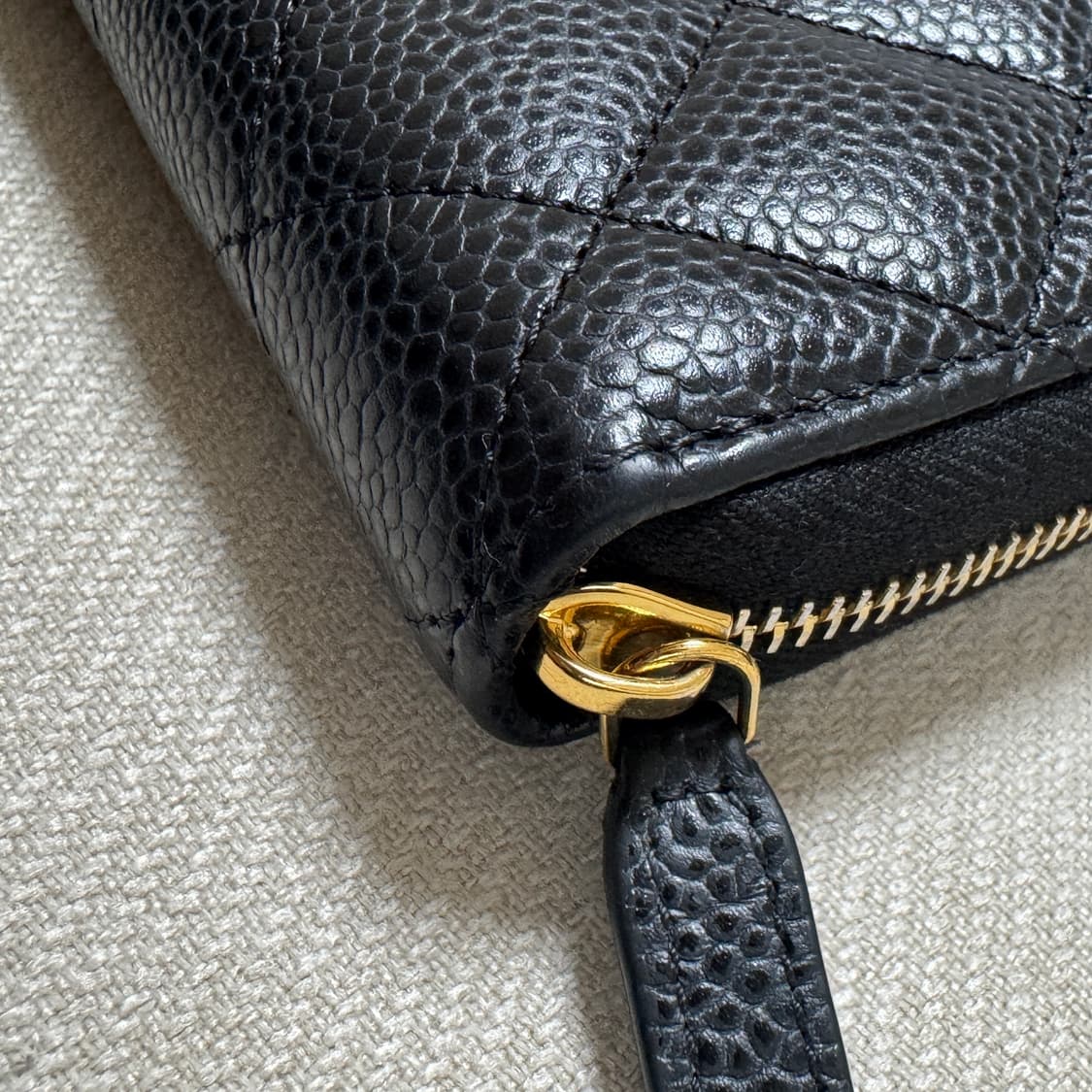 샤넬 클래식 캐비어 지퍼 장지갑 금장 내장칩 상품이미지8