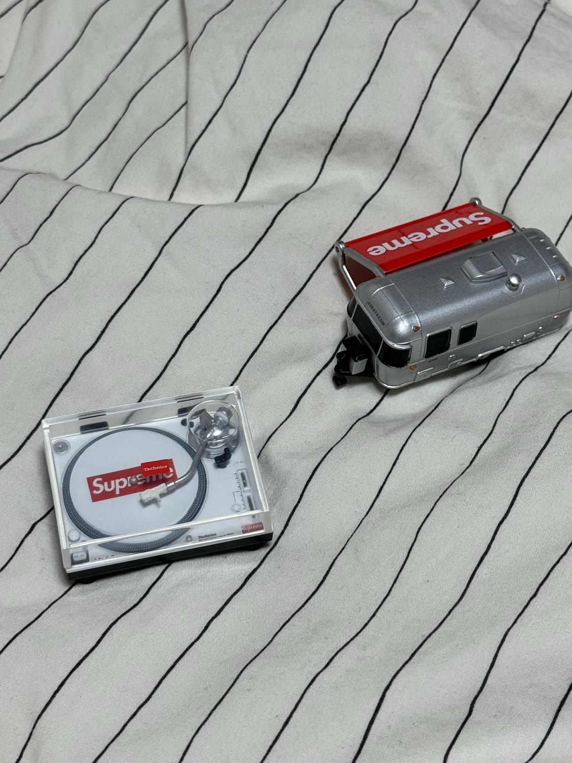 [개봉상품] 슈프림 가챠 턴테이블, 캠핑카 상품이미지1