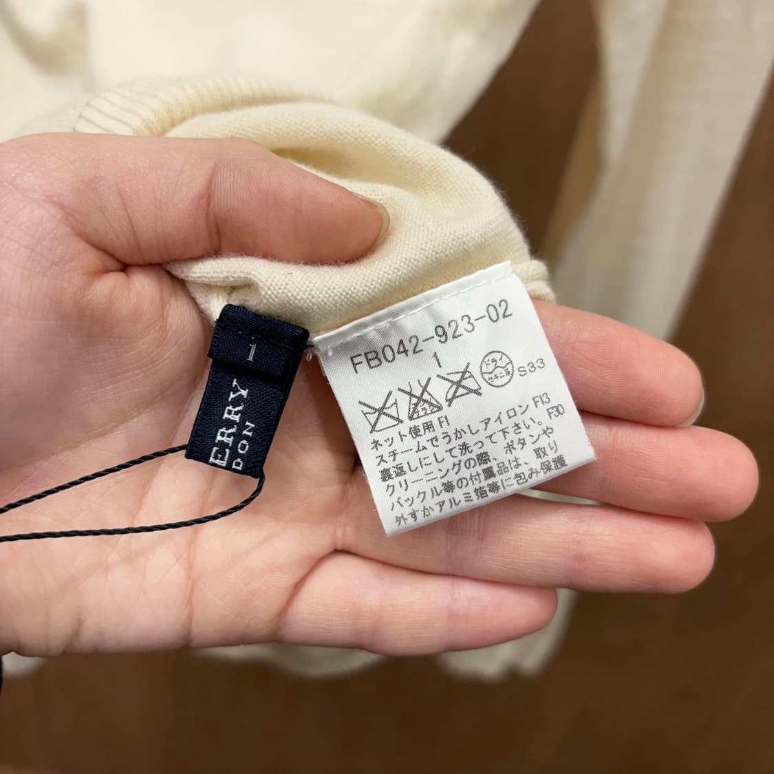 버버리 런던 니트 언밸런스 넥라인 체크 배색 숄더 버튼 디테일 아이보리 상품이미지8