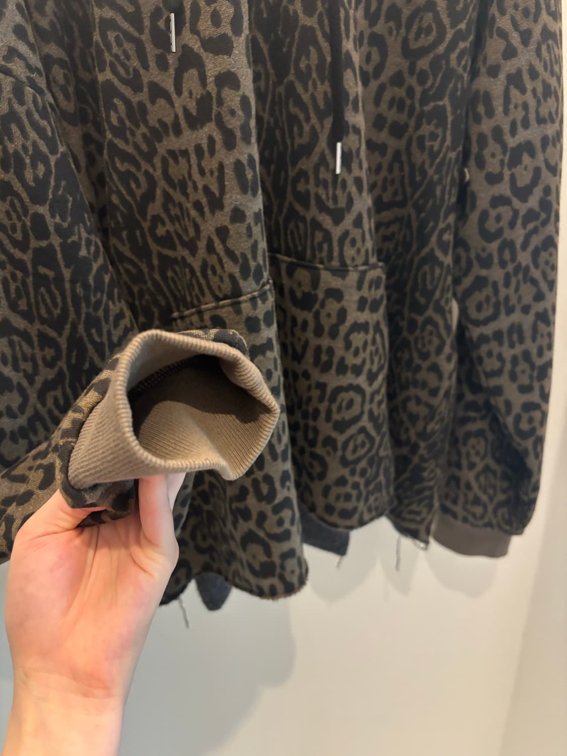 더 미스테리어스호텔 레오파드 후드티 상품이미지4