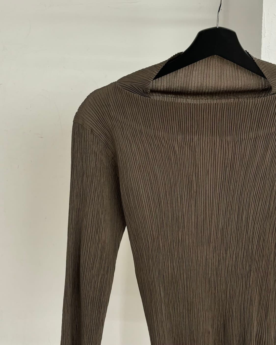 이세이 미야케 브라운 하이넥 플리츠 롱 슬리브 상품이미지3