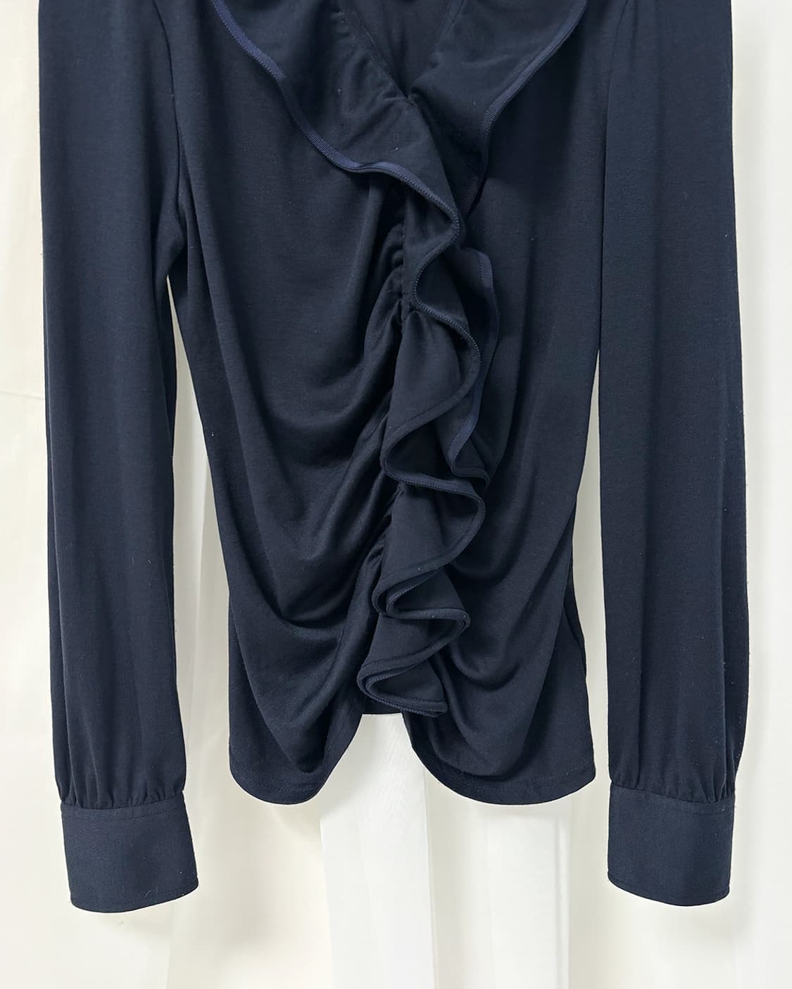 NARACAMICIE 웨이브 러플 셔링 네이비 슬림 티셔츠 상품이미지4