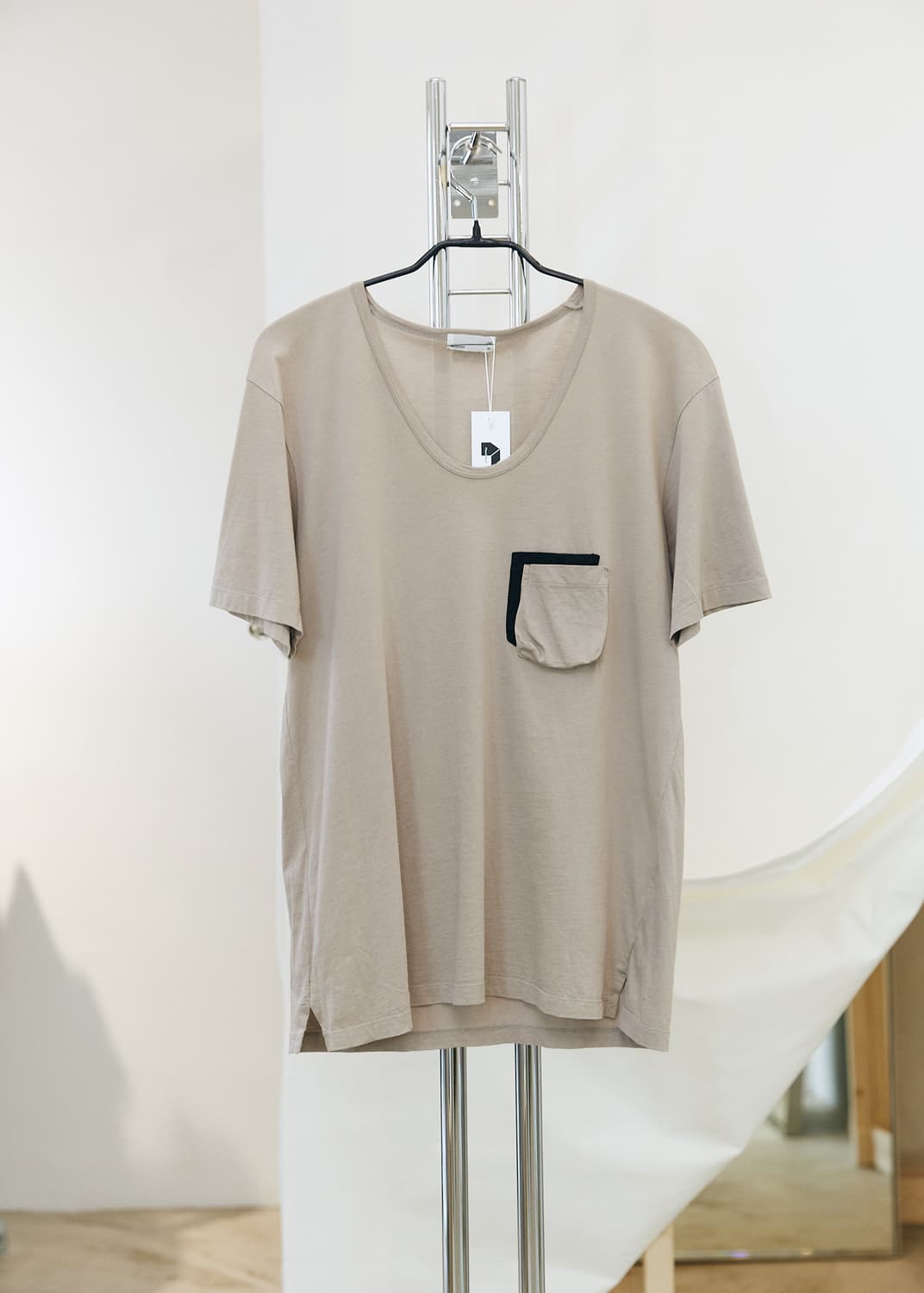 Front Pocket V-neck T-Shirt 상품이미지1