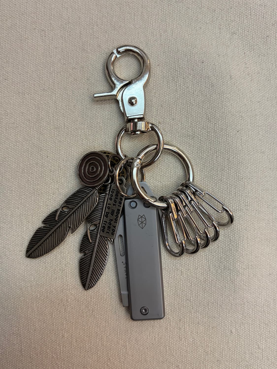 MIDNIGHT FEATHER UTILITY KEYRING 상품이미지2