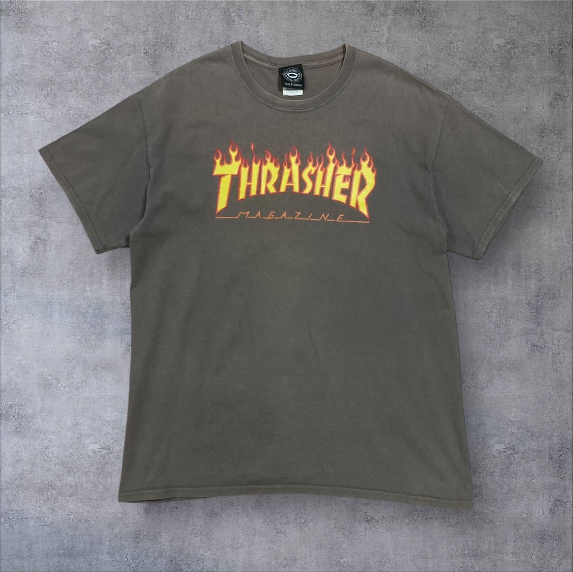 트래셔 스펠아웃 빅로고 카키 컬러 반팔티 상품이미지1