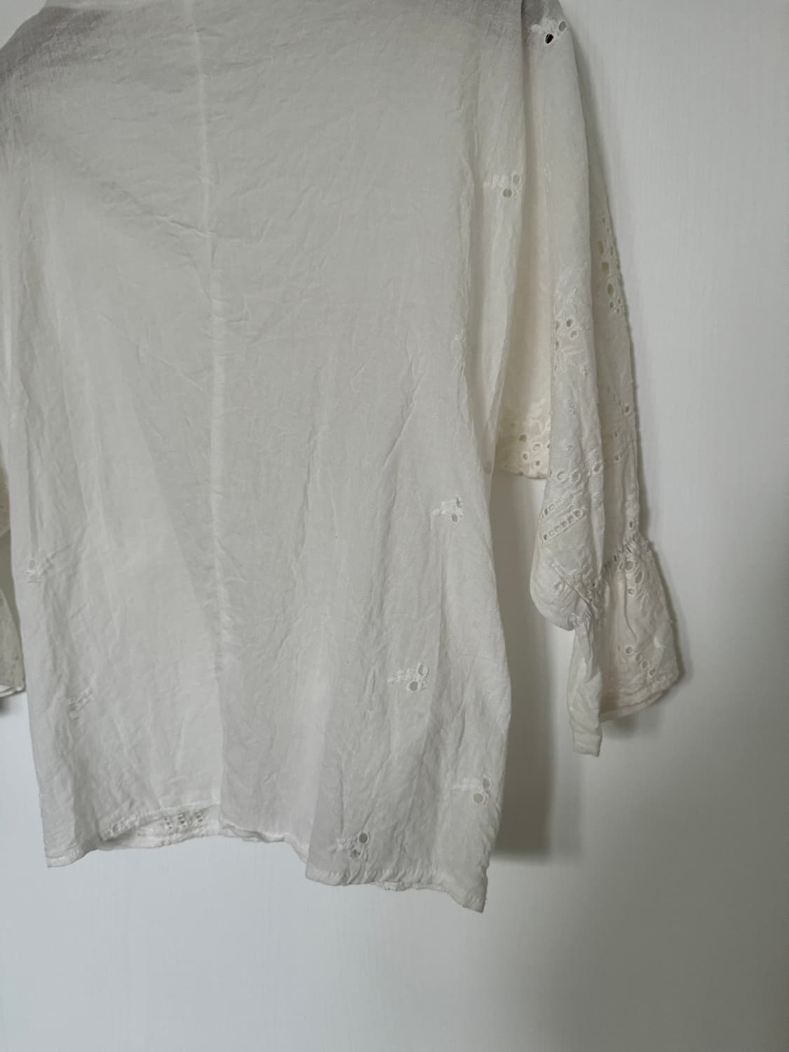 White Eyelet Lace Bell Sleeve Blouse 상품이미지5