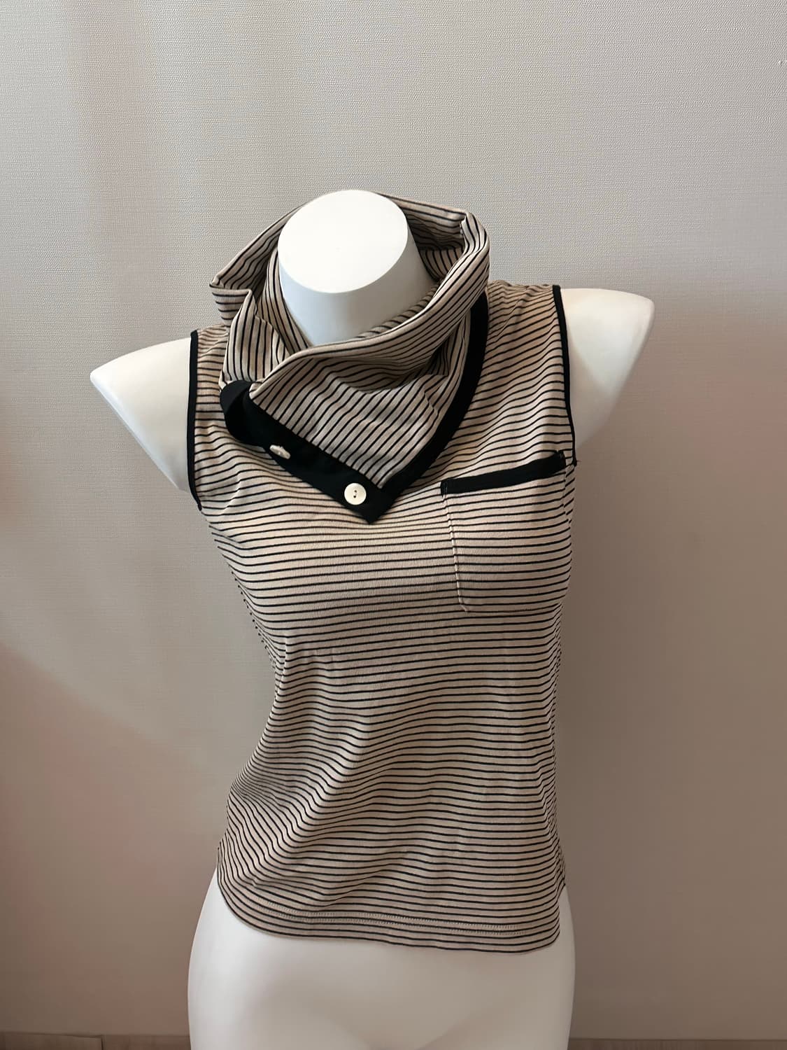 버튼 폴라 스트라이프 슬리브리스 상품이미지2