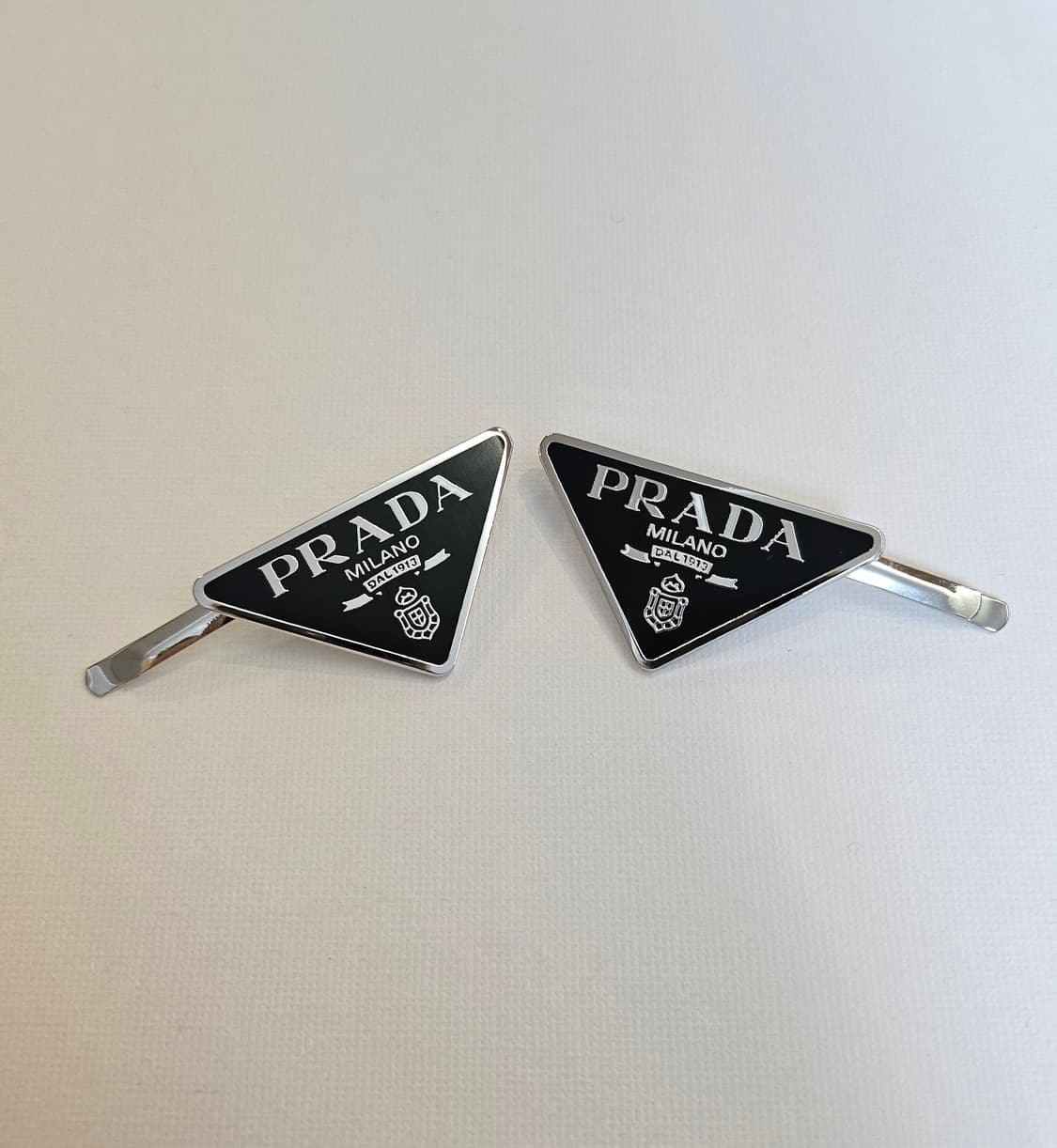 프라다 업사이클링 삼각로고 블랙 헤어핀 상품이미지2