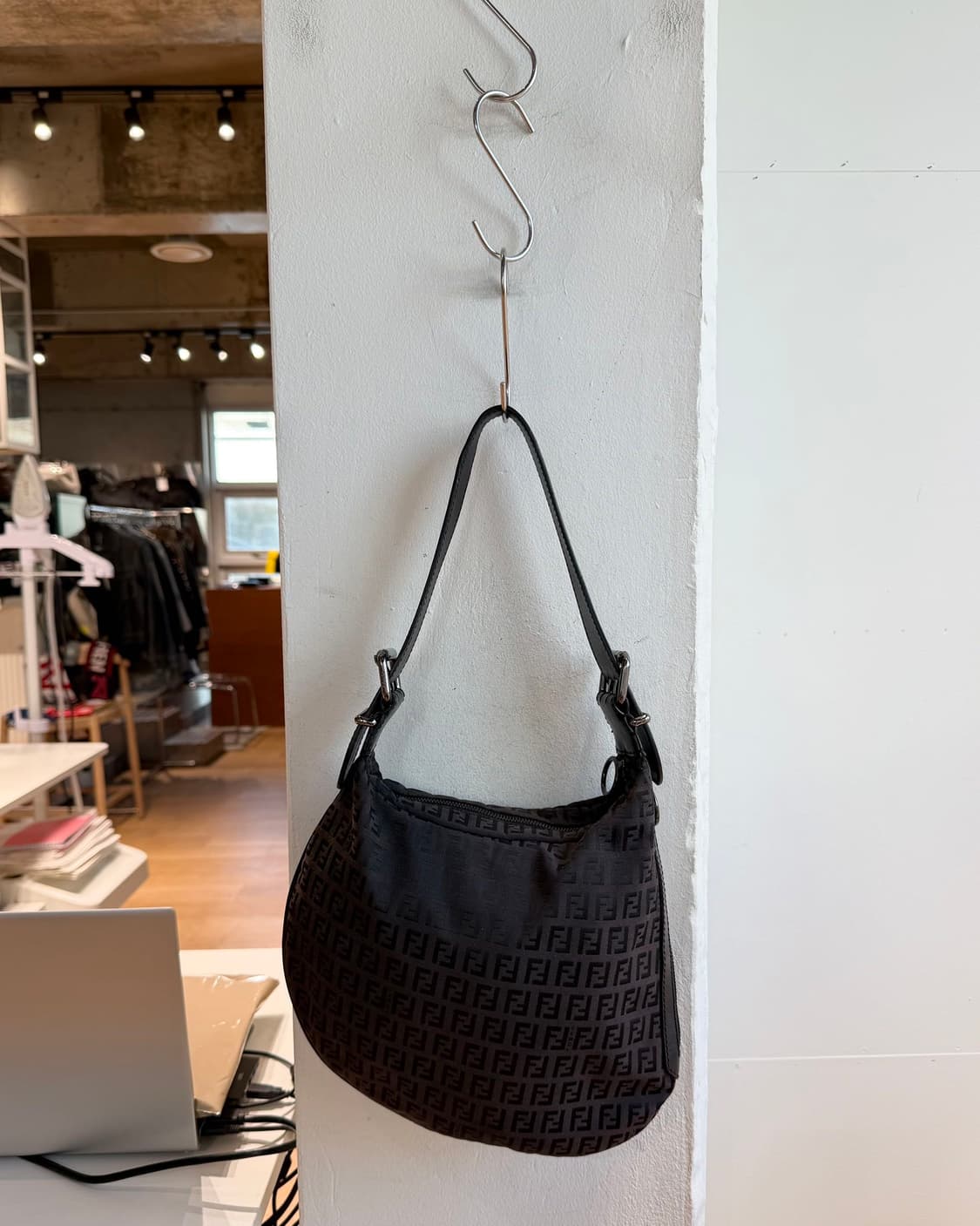 펜디 브라운 주카 오이스터 숄더백 상품이미지2