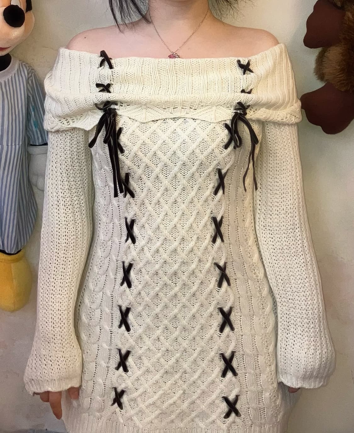 엑시즈팜 오프숄더 리본 니트 원피스 상품이미지1