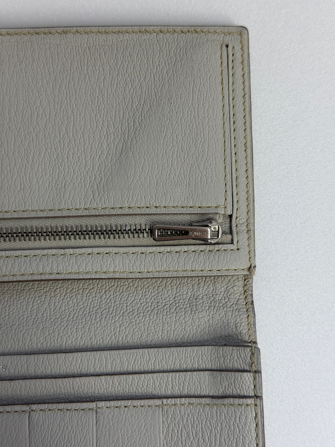 새상품급 에르메스 와니 베안 장지갑 화이트 상품이미지5