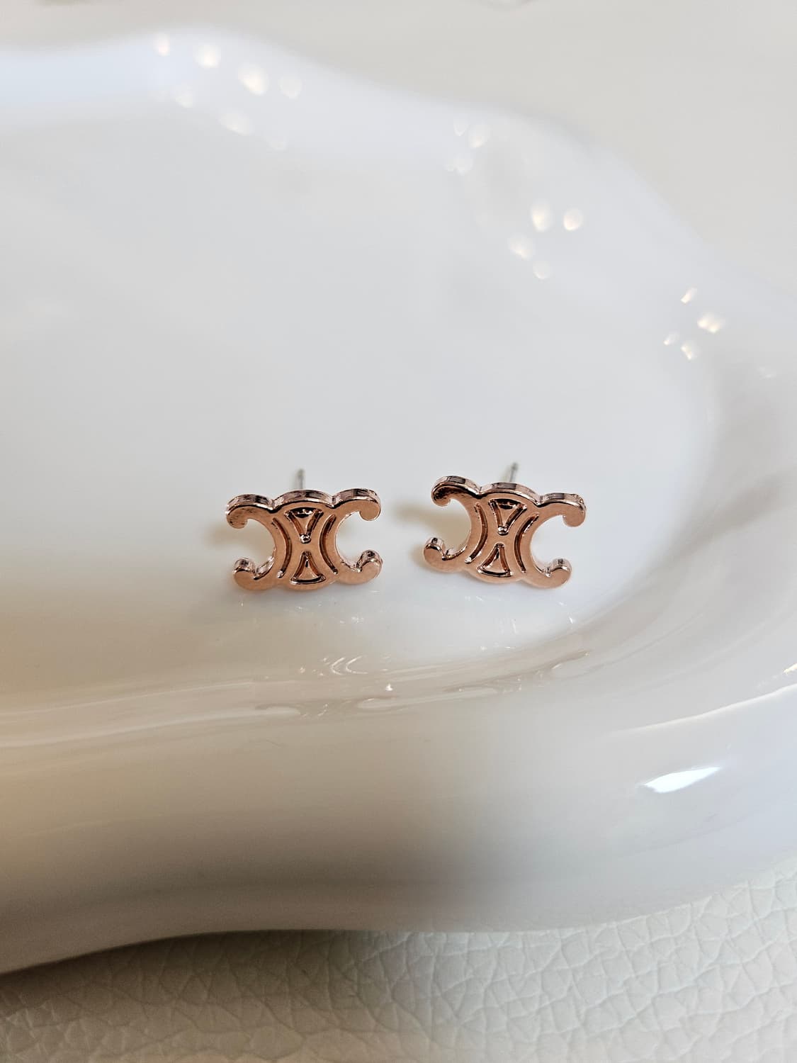 셀린느 업사이클링 스터드 핑골 귀걸이 상품이미지4