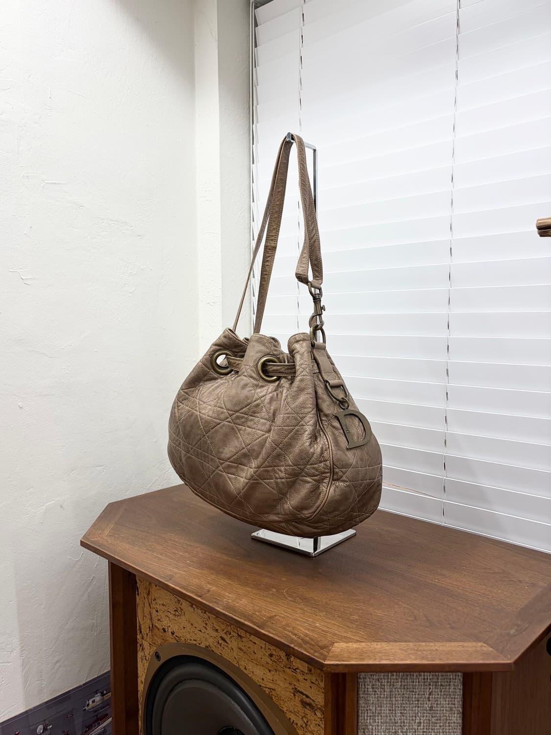 크리스찬 디올 브라운 까나쥬 램스킨 드로스트링 버킷백  상품이미지1