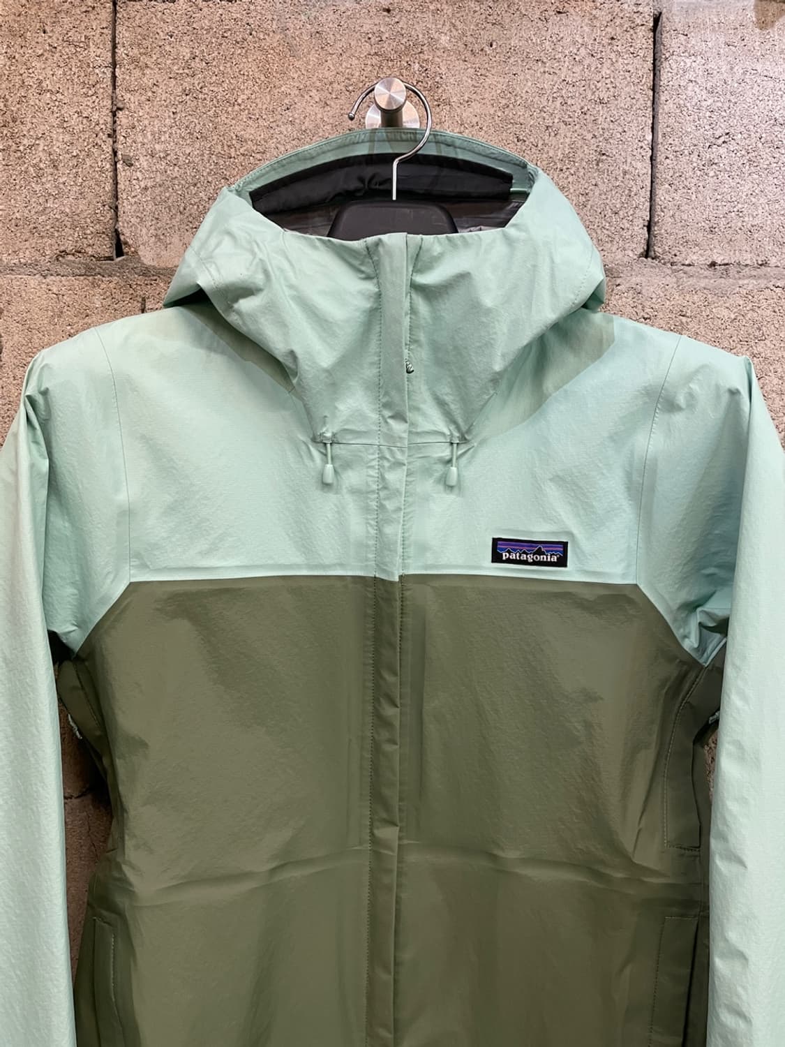 파타고니아 우먼 토렌트쉘 3L 레인 자켓 상품이미지2