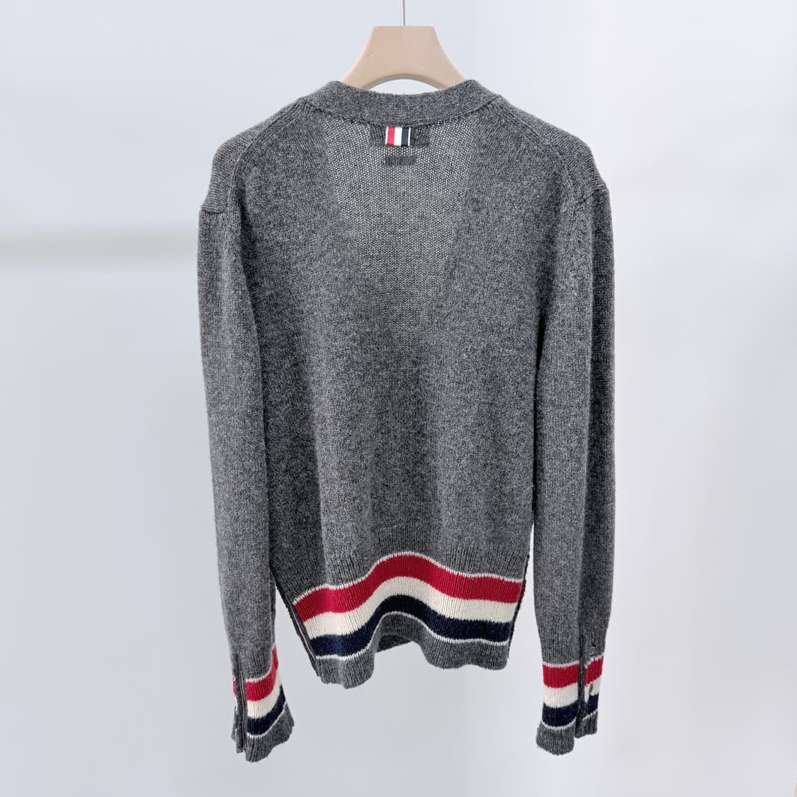 [미사용/3] 톰브라운 셰틀랜드 삼선 클래식 가디건 그레이 상품이미지4