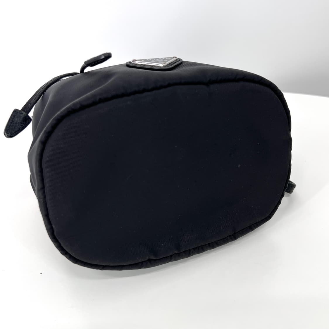 프라다 나일론 삼각로고 버킷 파우치 블랙 상품이미지7