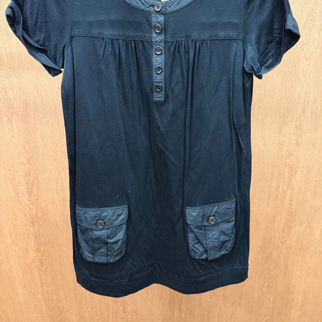 버버리 런던 미니 원피스 더블 포켓 넥라인 버튼 디테일 스트레이트핏 블랙 상품이미지5