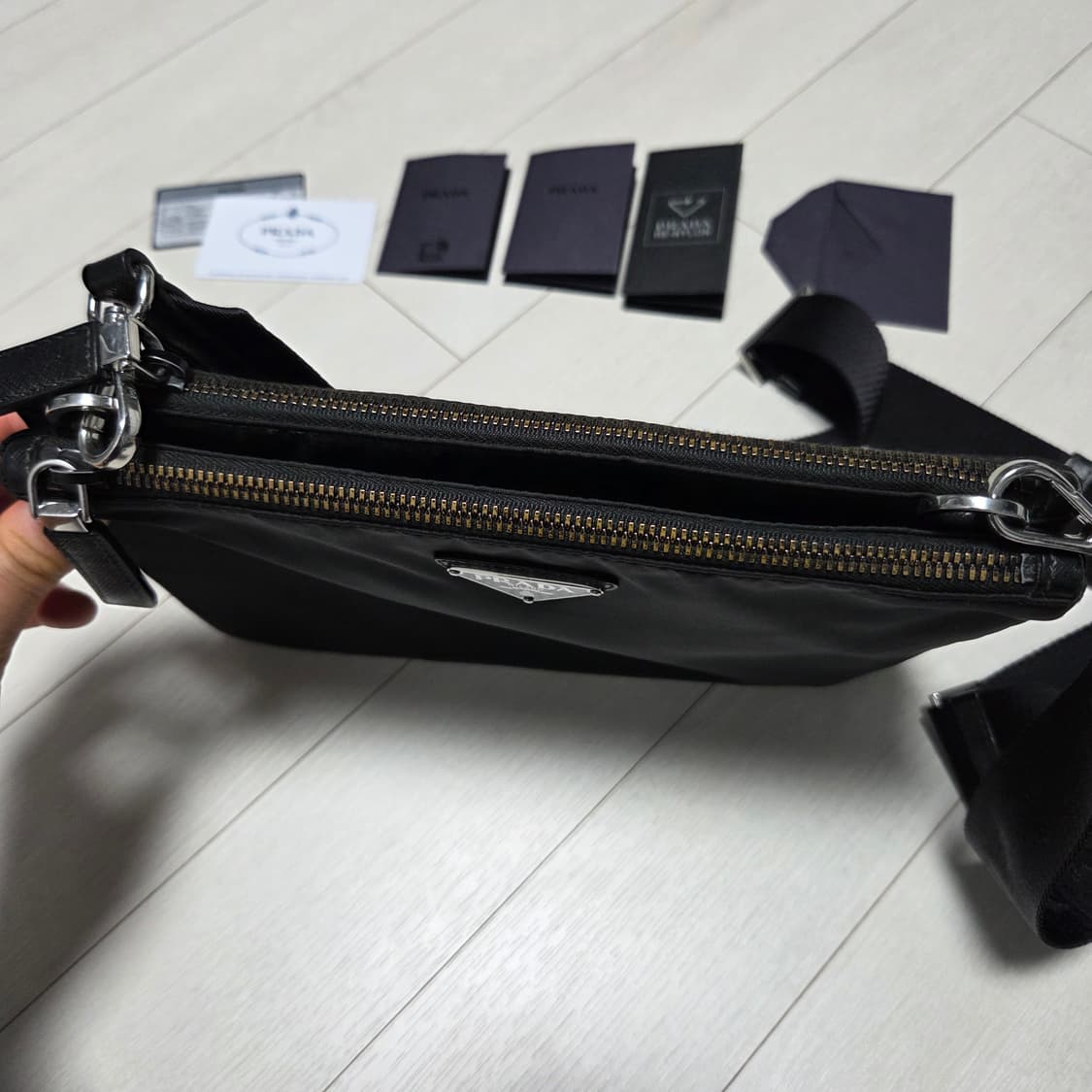 프라다 리나일론 포켓 크로스백 (롯데백화점 에비뉴엘 정품) 상품이미지4