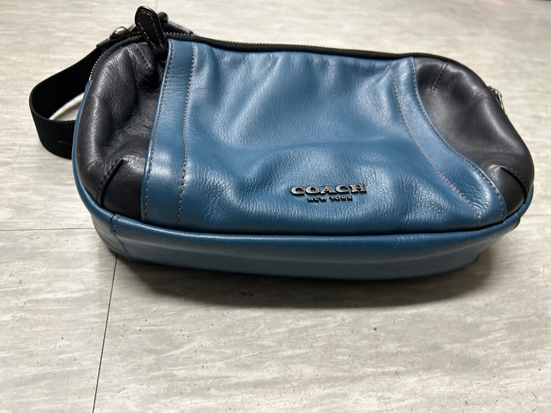 코치 가죽 슬링백 블루/블랙 상품이미지2